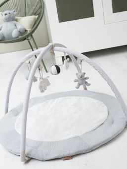 Baby's Only mjuk Playmat för bebis. Lekemat stimulerar och utvecklar barnens sinnen. Lekemat är en mjuk plats för en bebis att spendera tid på. I Baby's Only's playmat finns det fem avtagbara härliga leksaker för barnet att hoppa in och undra. Den tid som används i magen är viktig för barnets motorutveckling. Med lekmat är det enkelt och bekvämt för barnet.